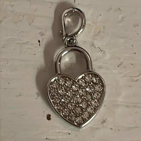 1.25” silver tone heart shaped pendant & 28 prong set crystal setting - Picture 1 of 8